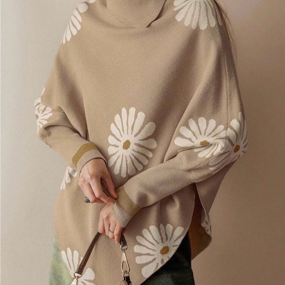 Chic Beige Floral Poncho - Picture 7 of 7